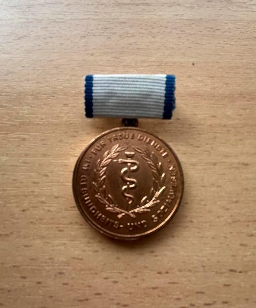 DDR Medaille aan spange Gesundheitswesen, Verzamelen, Militaria | Algemeen, Landmacht, Lintje, Medaille of Wings, Duitsland, Verzenden