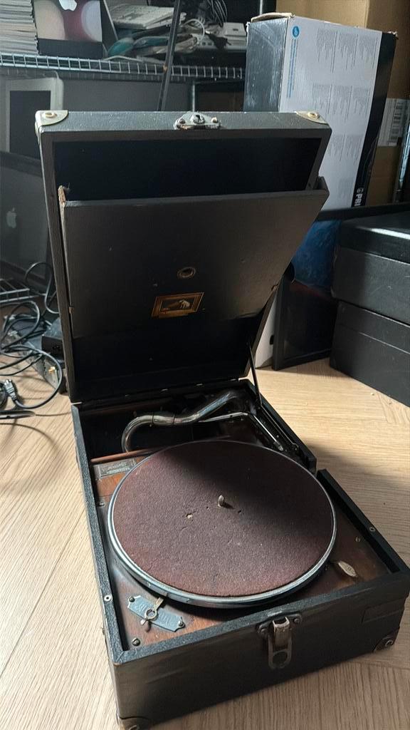 His Master’s Voice koffergrammofoon  Harrods London, Antiek en Kunst, Antiek | Tv's en Audio, Ophalen