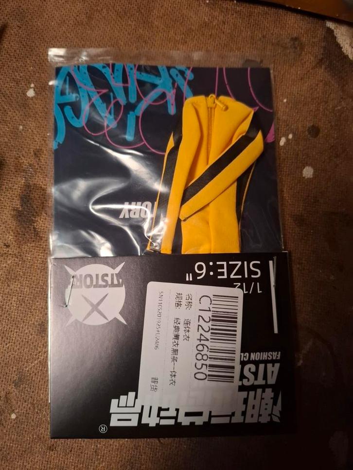 1:12 Gele Tracksuit/Onesie met Zwarte Streep, Hobby en Vrije tijd, Modelbouw | Auto's en Voertuigen, Nieuw, Groter dan 1:32, Overige merken