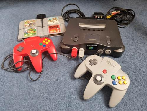 Nintendo 64, 4 spellen, 2 controllers en kabels, Spelcomputers en Games, Spelcomputers | Nintendo 64, Gebruikt, Met 2 controllers