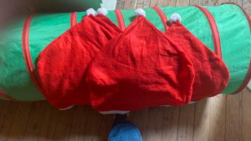 Aangeboden vier stoel hoezen in de vorm van kerstmuts beschikbaar voor biedingen