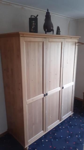 Kleding kast beschikbaar voor biedingen