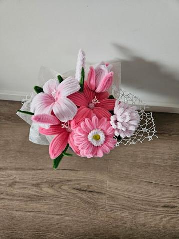 Boeket handgemaakte bloemen roze beschikbaar voor biedingen