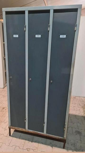 Lockerkast met 3 afsluitbare deuren  beschikbaar voor biedingen