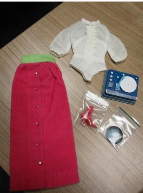 1965 BARBIE DISC DATE OUTFIT  COMPLEET, Verzamelen, Poppen, Zo goed als nieuw, Kleertjes, Verzenden
