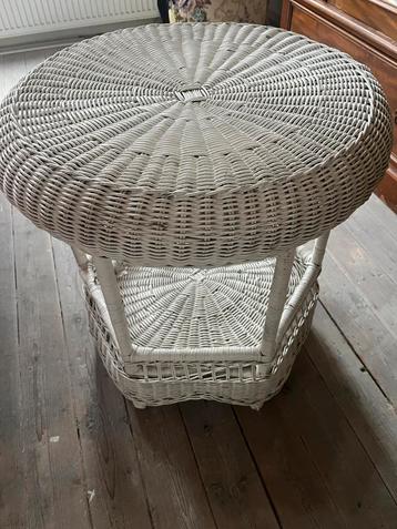 Van rond naar vijfhoek, mooie (tuin) tafel. beschikbaar voor biedingen