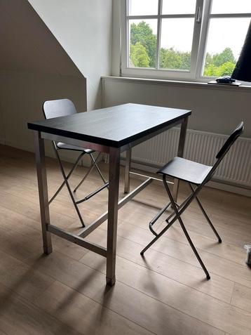 Hoge zwarte tafel met 2 bijpassende stoelen