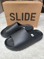 Yeezy slide zwart UK maat 12, Kleding | Heren, Schoenen, Slippers, Zwart, Nieuw, Ophalen of Verzenden