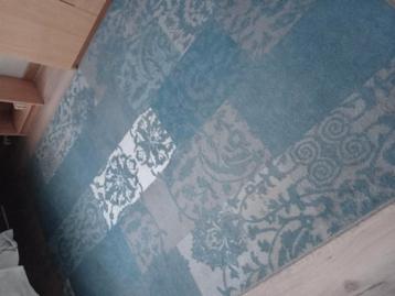 Blauw, wit, grijs  vloerkleed. beschikbaar voor biedingen