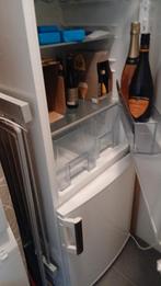 AEG koelkast en diepvries ineen
Maten zijn 180 hoog en 60 br, Witgoed en Apparatuur, Koelkasten en IJskasten, 200 liter of meer