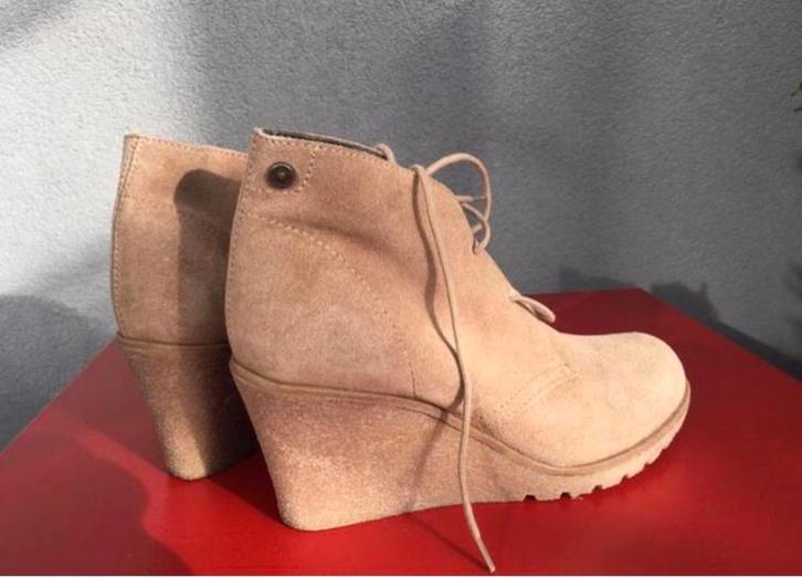 Nieuwe originele Esprit suède sleehak laarsjes beige maat 37, Kleding | Dames, Schoenen, Nieuw, Lage of Enkellaarzen, Beige, Ophalen of Verzenden