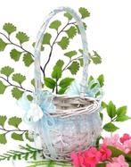 Mooi witte rieten strooimandje met blauw versiering., Ophalen of Verzenden, Nieuw, Feestartikel, Geboorte of Huwelijk