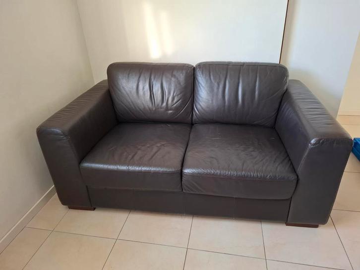 Bruine leren 2-zits bank - licht beschadigd, Huis en Inrichting, Banken | Bankstellen, Gebruikt, Rechte bank, Tweepersoons, 150 tot 200 cm