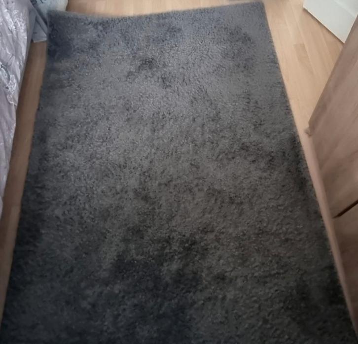 Hoogpolig grijze vloerkleed 140200, Huis en Inrichting, Stoffering | Tapijten en Kleden, Zo goed als nieuw, 200 cm of meer, Rechthoekig