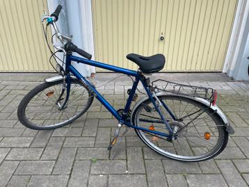 Blauwe fiets – 28 inch – met slot- opknapper beschikbaar voor biedingen
