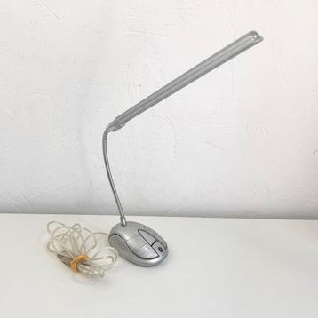 Oude Massive bureaulamp als computermuis