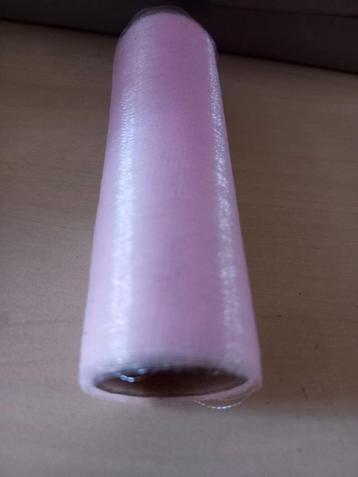 Rolletje lichtroze dunne tule 12 cm breed, lengte onbekend  beschikbaar voor biedingen