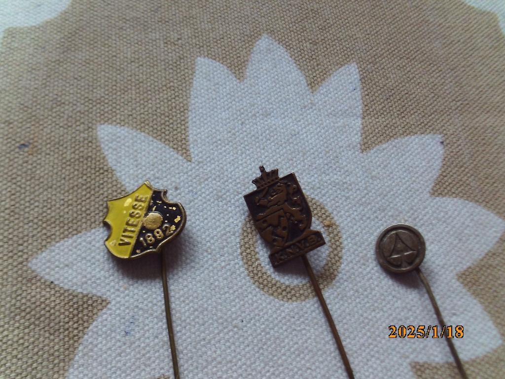 3 speld Vitesse 1892 Arnhem/ KNVB / Spar supermark logo oud, Ophalen of Verzenden, Gebruikt, Sport, Speldje of Pin
