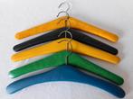 5 Vintage kledinghangers, skai zonder studs, 2x geel, 1x gro, Ophalen of Verzenden, Overige typen