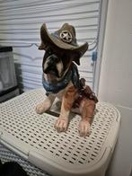 beeld boxer hond in cowboy outfit, Verzamelen, Ophalen of Verzenden, Zo goed als nieuw, Hond of Kat, Beeldje of Figuurtje