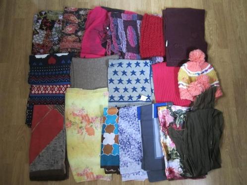 17 sjaals en 1 muts voor vrouwen,, Kleding | Dames, Mutsen, Sjaals en Handschoenen, Zo goed als nieuw, Sjaal, Ophalen of Verzenden