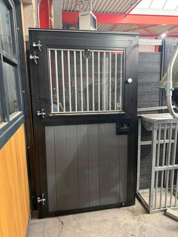 Luxe paardenstaldeur met veiligheidsglas draai-kiep beschikbaar voor biedingen