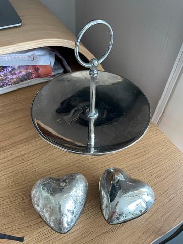 Etagère + Zilveren Hartjes Decoratie beschikbaar voor biedingen