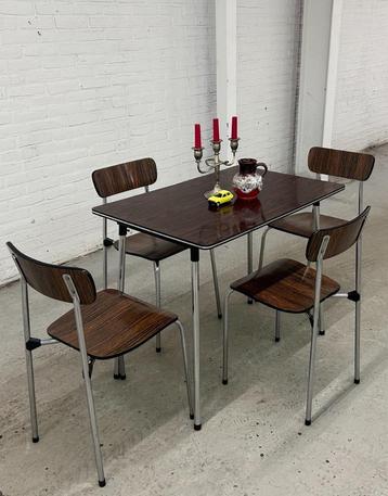 Vintage formica tafel met stoelen beschikbaar voor biedingen