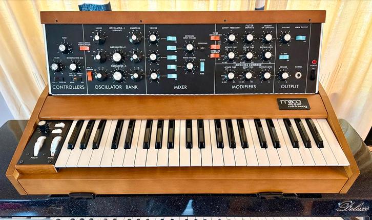 Moog MiniMoog Model D 2017 met Muse Mod en StarDust cover, Muziek en Instrumenten, Synthesizers, Zo goed als nieuw, Overige aantallen