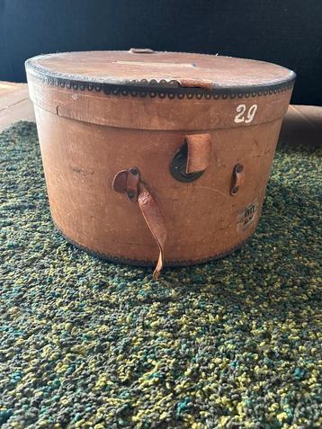 Antieke brocante hoedendoos van hout leer beschikbaar voor biedingen
