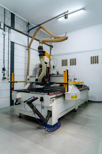 Professionele CNC Router met tangentiaal snijmes beschikbaar voor biedingen