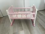 Houten poppenbedje met bekleding, doos, pop en losse spullen, Kinderen en Baby's, Speelgoed | Poppen, Ophalen of Verzenden, Gebruikt