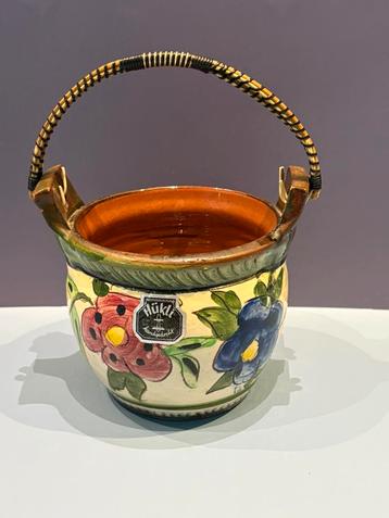 Bloempot Hukli met bloemen en rotan handvat beschikbaar voor biedingen
