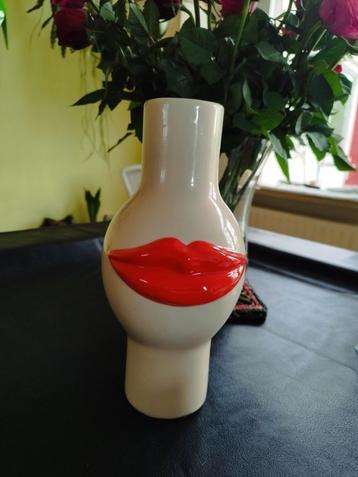 Vaas met rode lippen, aardewerk beschikbaar voor biedingen