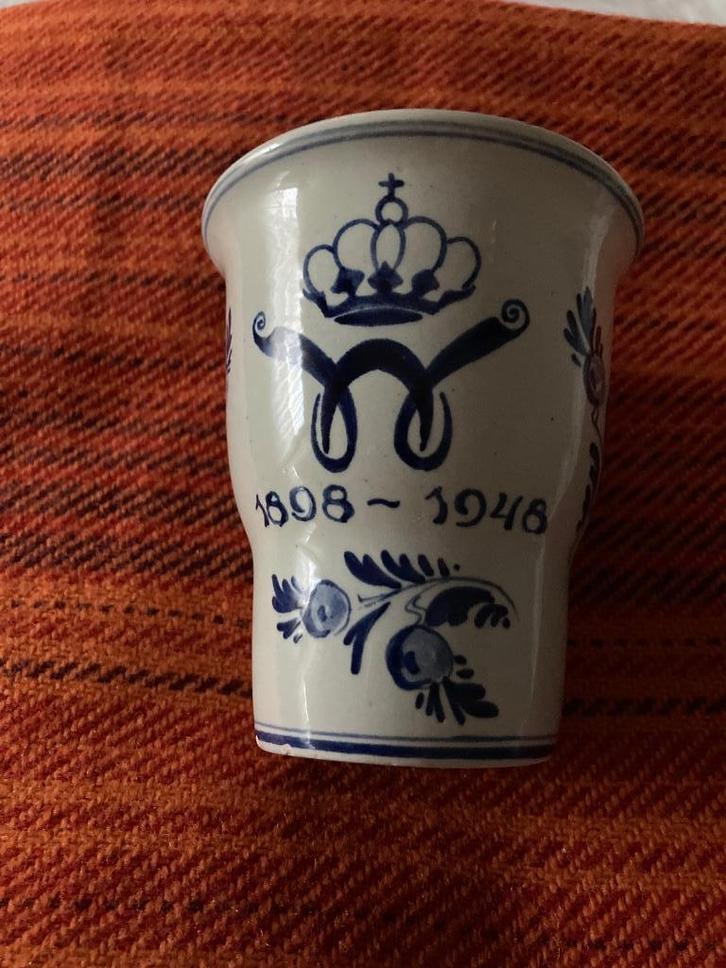Twee herdenkingsbekers van Wilhelmina en Juliana, Antiek en Kunst, Antiek | Keramiek en Aardewerk, Ophalen of Verzenden