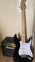 Squier Stratocaster, by Fender. zwart met wit, Muziek en Instrumenten, Snaarinstrumenten | Gitaren | Elektrisch, Fender, Met versterker