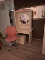 Bureau met kaptafel en kastje en bureaustoel.