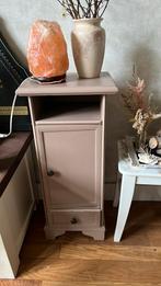 nachtkastje smal taupe, Huis en Inrichting, Slaapkamer | Nachtkastjes, Ophalen of Verzenden, Zo goed als nieuw, Minder dan 45 cm