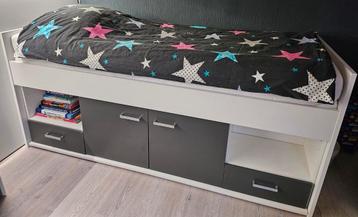 Halfhoog bed met opbergruimte