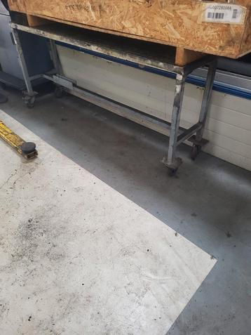 Werktafel met wielen beschikbaar voor biedingen