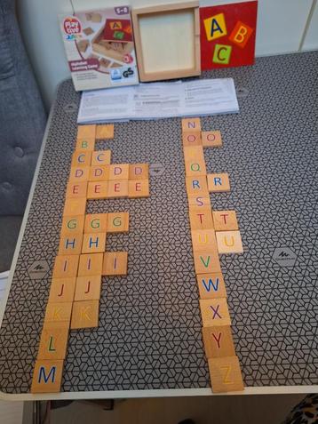 Houten alfabet 45 stuks met 2 letterkanten in opbergbox beschikbaar voor biedingen