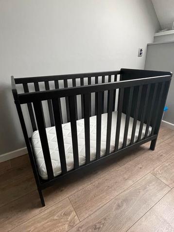 Zwart ledikant 60x120 + matras beschikbaar voor biedingen