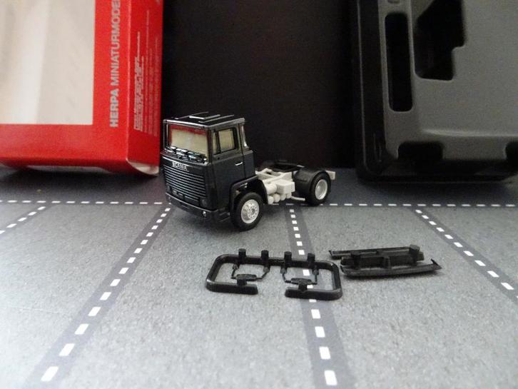 110 herpa 318976-002 scania 111 dagcabine trekker zwart 1:87, Hobby en Vrije tijd, Modelauto's | 1:87, Nieuw, Bus of Vrachtwagen