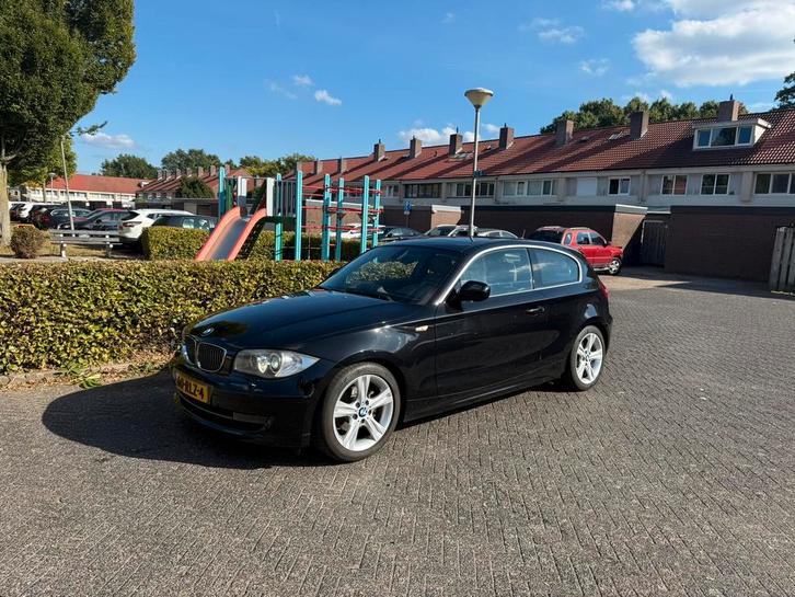 BMW 1-Serie 2.0 118I 143PK 3DR 2011 Zwart, Auto's, BMW, Particulier, 1-Serie, ABS, Airbags, Airconditioning, Android Auto, Apple Carplay