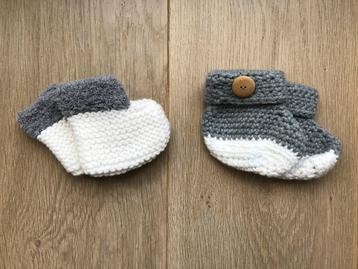 2 paar zachtje new born slofjes/sokjes beschikbaar voor biedingen