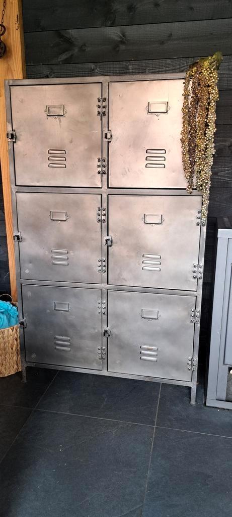 Showroom model metalen ladenkast locker van giga meubel, Huis en Inrichting, Kasten | Lockerkasten, Zo goed als nieuw, Ophalen