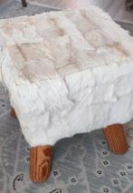 Vintage geitenhuid kruk / poef met houten poten 30x30x40, Huis en Inrichting, Banken | Voetenbanken en Poefen, Minder dan 50 cm