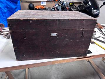 Oude timmermanskist beschikbaar voor biedingen