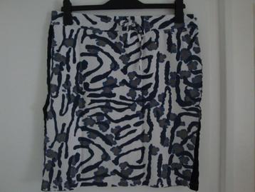 Witte rok met blauw / grijze opdruk. Maat XL. beschikbaar voor biedingen