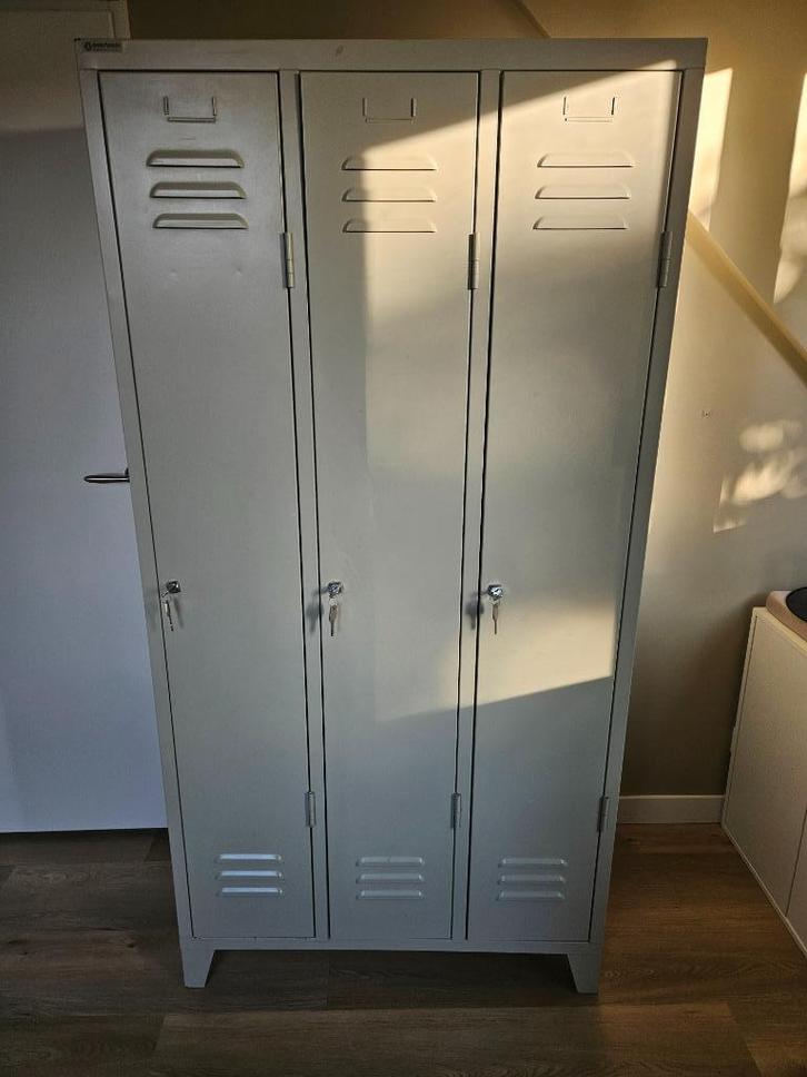 Beige lockerkast industrieel met sloten Overtoom, Huis en Inrichting, Kasten | Lockerkasten, Gebruikt, Ophalen